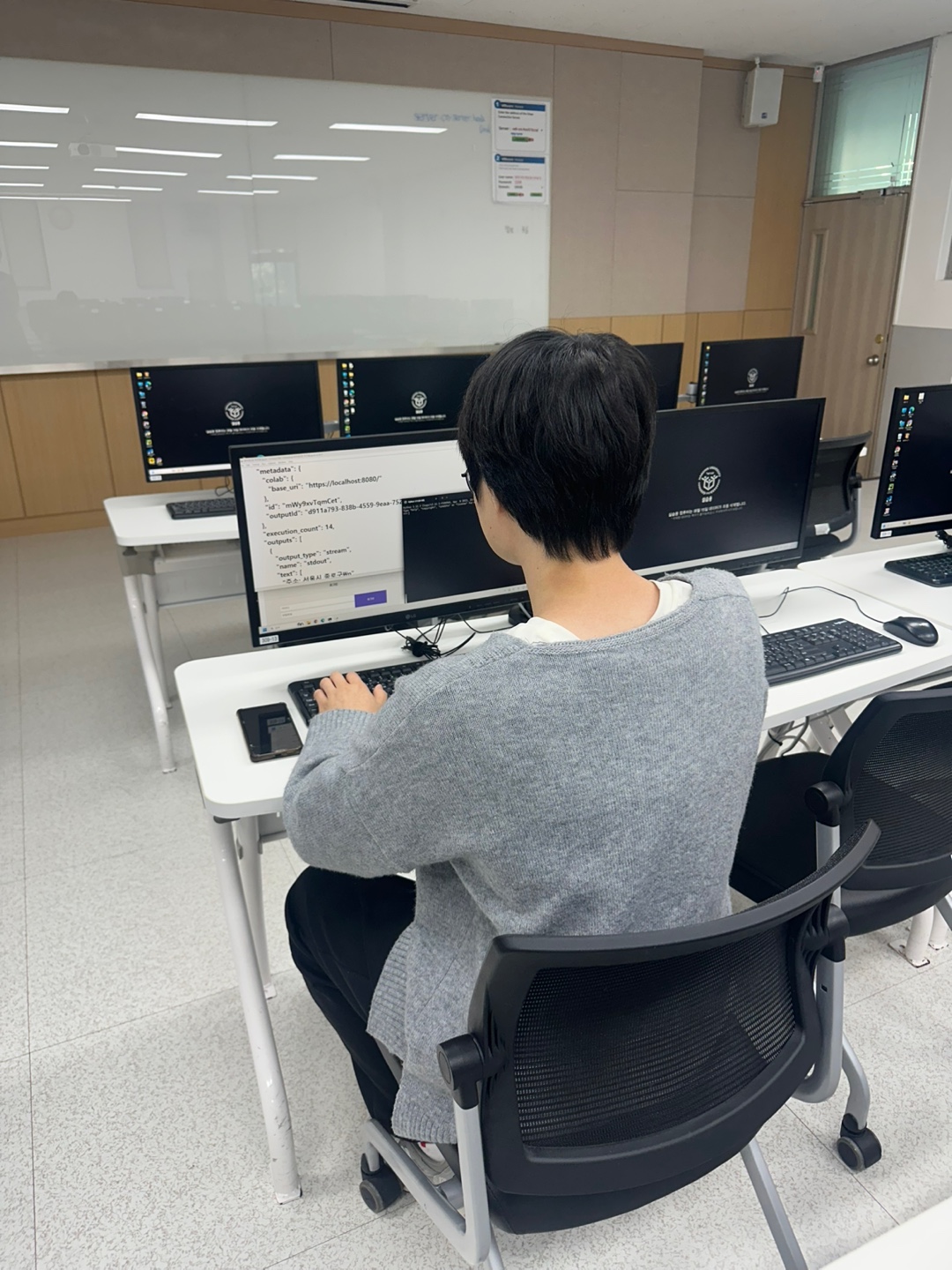 실습실 최신 장비로 열심히 코드짜는 대학생